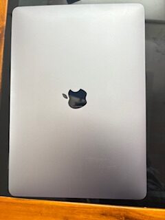 MacBook Pro 2020 (13.3-inch/33.78 cm, M1 chip with 8‑core CPU and 8‑core GPU, 8GB RAM, 256GB SSD) - Space Grey photo review